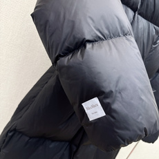 Max 26Ss———秋冬最新款简约袖标装饰连帽长款羽绒服 🖤经典立体H版型剪裁 经典时髦又帅气 原版字母logo袖标装 Max 26Ss———秋冬最新款简约袖标装饰连帽长款羽绒服 🖤经典立体H版型剪裁 经典时髦又帅气 原版字母logo袖标装