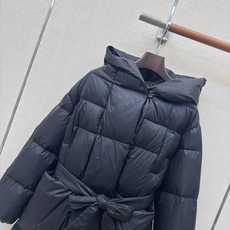 Max 26Ss———秋冬最新款简约袖标装饰连帽长款羽绒服 🖤经典立体H版型剪裁 经典时髦又帅气 原版字母logo袖标装 Max 26Ss———秋冬最新款简约袖标装饰连帽长款羽绒服 🖤经典立体H版型剪裁 经典时髦又帅气 原版字母logo袖标装