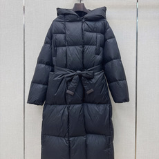 Max 26Ss———秋冬最新款简约袖标装饰连帽长款羽绒服 🖤经典立体H版型剪裁 经典时髦又帅气 原版字母logo袖标装 Max 26Ss———秋冬最新款简约袖标装饰连帽长款羽绒服 🖤经典立体H版型剪裁 经典时髦又帅气 原版字母logo袖标装