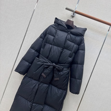 Max 26Ss———秋冬最新款简约袖标装饰连帽长款羽绒服 🖤经典立体H版型剪裁 经典时髦又帅气 原版字母logo袖标装 Max 26Ss———秋冬最新款简约袖标装饰连帽长款羽绒服 🖤经典立体H版型剪裁 经典时髦又帅气 原版字母logo袖标装
