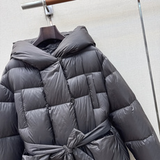 Max 26Ss———秋冬最新款简约袖标装饰连帽长款羽绒服 🖤经典立体H版型剪裁 经典时髦又帅气 原版字母logo袖标装 Max 26Ss———秋冬最新款简约袖标装饰连帽长款羽绒服 🖤经典立体H版型剪裁 经典时髦又帅气 原版字母logo袖标装