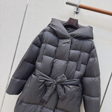 Max 26Ss———秋冬最新款简约袖标装饰连帽长款羽绒服 🖤经典立体H版型剪裁 经典时髦又帅气 原版字母logo袖标装 Max 26Ss———秋冬最新款简约袖标装饰连帽长款羽绒服 🖤经典立体H版型剪裁 经典时髦又帅气 原版字母logo袖标装