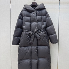Max 26Ss———秋冬最新款简约袖标装饰连帽长款羽绒服 🖤经典立体H版型剪裁 经典时髦又帅气 原版字母logo袖标装 Max 26Ss———秋冬最新款简约袖标装饰连帽长款羽绒服 🖤经典立体H版型剪裁 经典时髦又帅气 原版字母logo袖标装