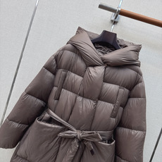 Max 26Ss———秋冬最新款简约袖标装饰连帽长款羽绒服 🖤经典立体H版型剪裁 经典时髦又帅气 原版字母logo袖标装 Max 26Ss———秋冬最新款简约袖标装饰连帽长款羽绒服 🖤经典立体H版型剪裁 经典时髦又帅气 原版字母logo袖标装