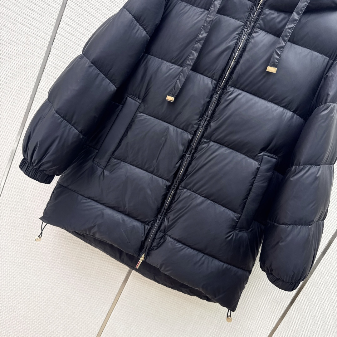 Max 26Ss———秋冬最新款简约袖标装饰连帽羽绒服 🖤经典立体H版型剪裁 经典时髦又帅气 原版字母logo袖标装饰 