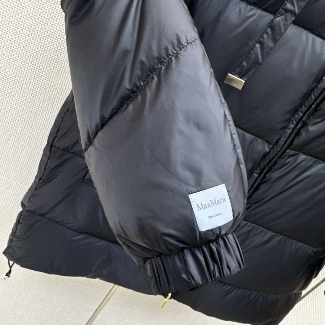 Max 26Ss———秋冬最新款简约袖标装饰连帽羽绒服 🖤经典立体H版型剪裁 经典时髦又帅气 原版字母logo袖标装饰 