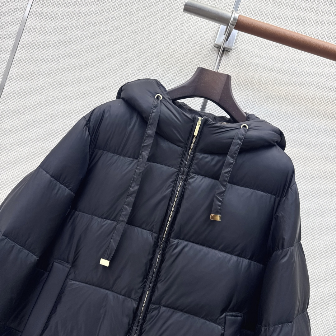 Max 26Ss———秋冬最新款简约袖标装饰连帽羽绒服 🖤经典立体H版型剪裁 经典时髦又帅气 原版字母logo袖标装饰 