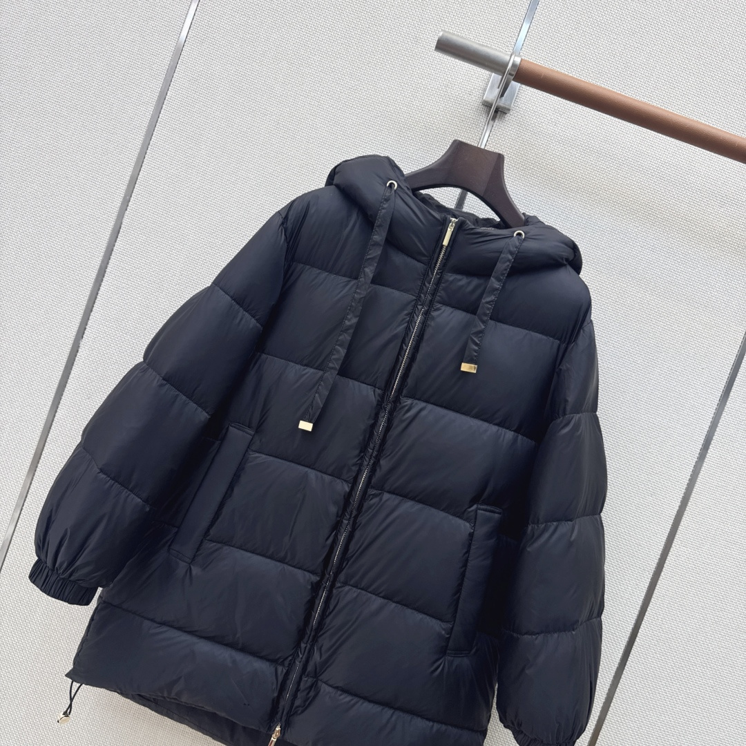 Max 26Ss———秋冬最新款简约袖标装饰连帽羽绒服 🖤经典立体H版型剪裁 经典时髦又帅气 原版字母logo袖标装饰 