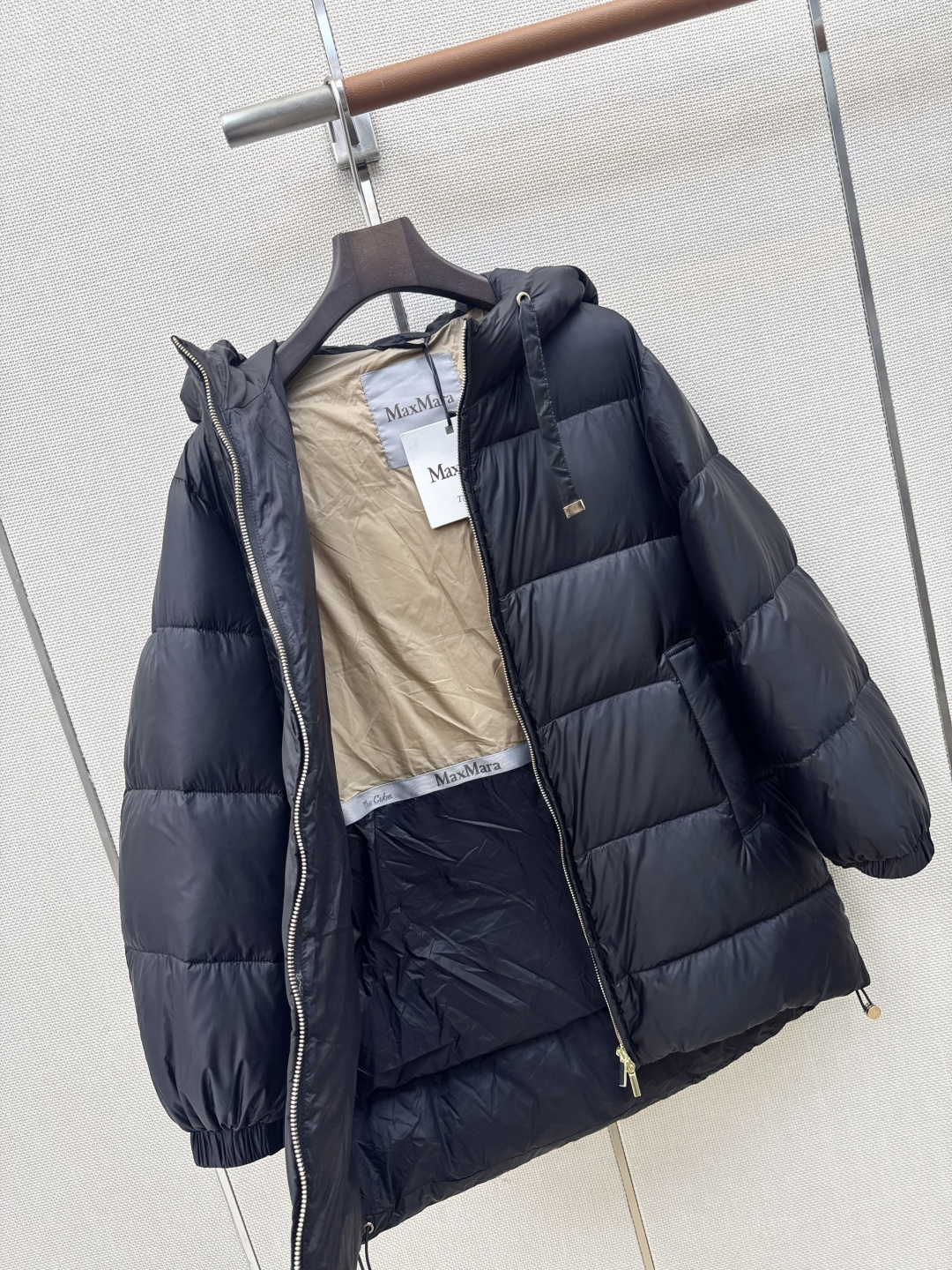 Max 26Ss———秋冬最新款简约袖标装饰连帽羽绒服 🖤经典立体H版型剪裁 经典时髦又帅气 原版字母logo袖标装饰 