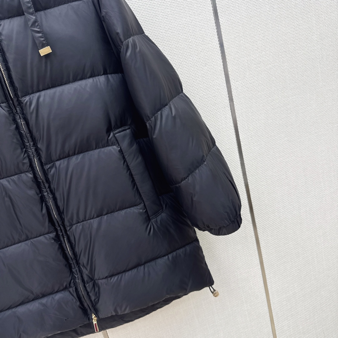Max 26Ss———秋冬最新款简约袖标装饰连帽羽绒服 🖤经典立体H版型剪裁 经典时髦又帅气 原版字母logo袖标装饰 