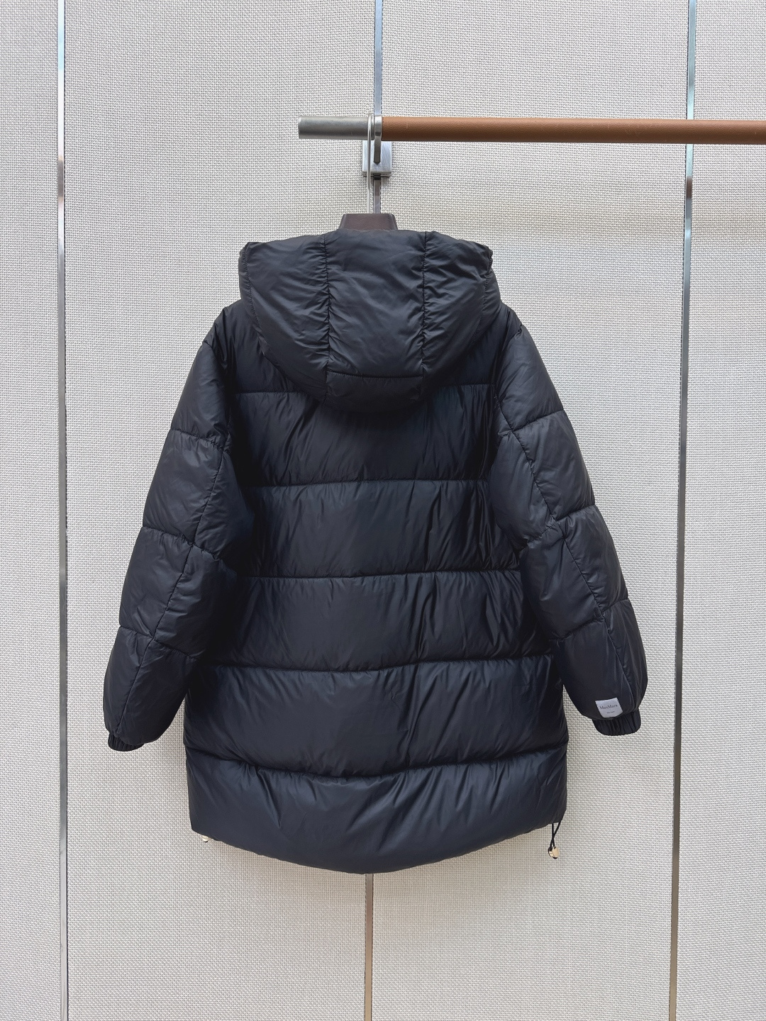 Max 26Ss———秋冬最新款简约袖标装饰连帽羽绒服 🖤经典立体H版型剪裁 经典时髦又帅气 原版字母logo袖标装饰 