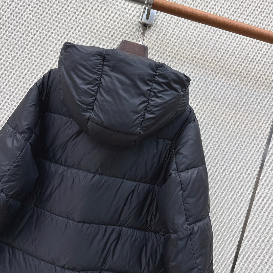 Max 26Ss———秋冬最新款简约袖标装饰连帽羽绒服 🖤经典立体H版型剪裁 经典时髦又帅气 原版字母logo袖标装饰 