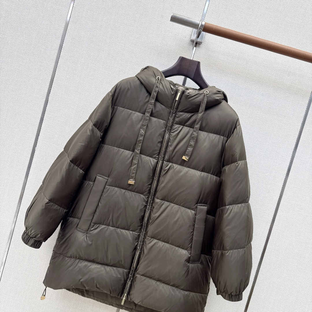 Max 26Ss———秋冬最新款简约袖标装饰连帽羽绒服 🖤经典立体H版型剪裁 经典时髦又帅气 原版字母logo袖标装饰 