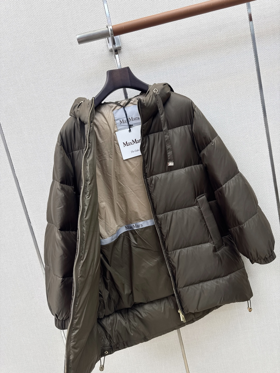 Max 26Ss———秋冬最新款简约袖标装饰连帽羽绒服 🖤经典立体H版型剪裁 经典时髦又帅气 原版字母logo袖标装饰 