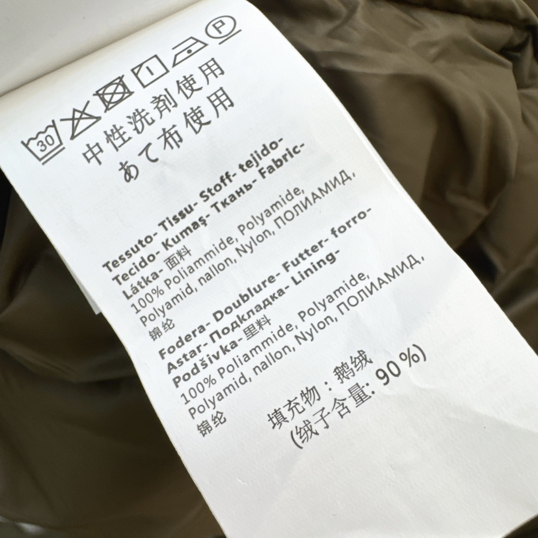 Max 26Ss———秋冬最新款简约袖标装饰连帽羽绒服 🖤经典立体H版型剪裁 经典时髦又帅气 原版字母logo袖标装饰 