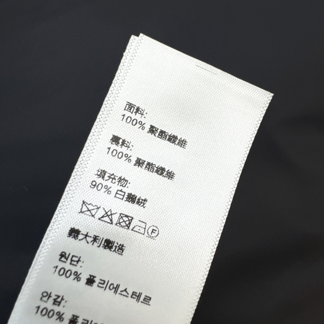 Ce 26Ss————秋冬最新款立领廓形中长款立领羽绒外套🖤 立体剪裁H版型 时髦又帅气 袖子logo皮牌标志 国标90