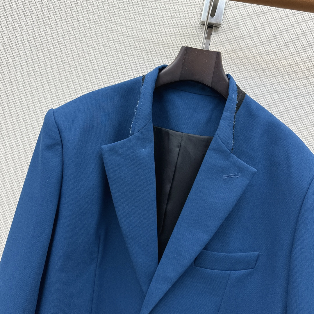 C家 26Ss————秋冬最新款克莱因蓝系短款外套🩵选用高支精纺羊毛混纺面料 高级质感细腻顺滑  复古优雅气质满分 短款