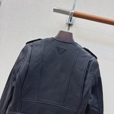 PD 26ss——秋冬新款 马伊琍同款超短机车夹克皮外套🖤独家定制进口顶级新西兰100%小羊皮。立体纹路饱满厚实质感细腻 PD 26ss——秋冬新款 马伊琍同款超短机车夹克皮外套🖤独家定制进口顶级新西兰100%小羊皮。立体纹路饱满厚实质感细腻