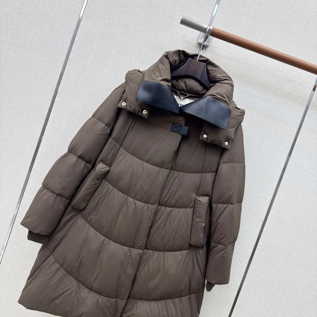 时髦小众设计 26Ss————秋冬最新款中长款连帽羽绒服🖤 H版型中长款连帽休闲剪裁 上身超显瘦 干净利落剪裁版型 上身