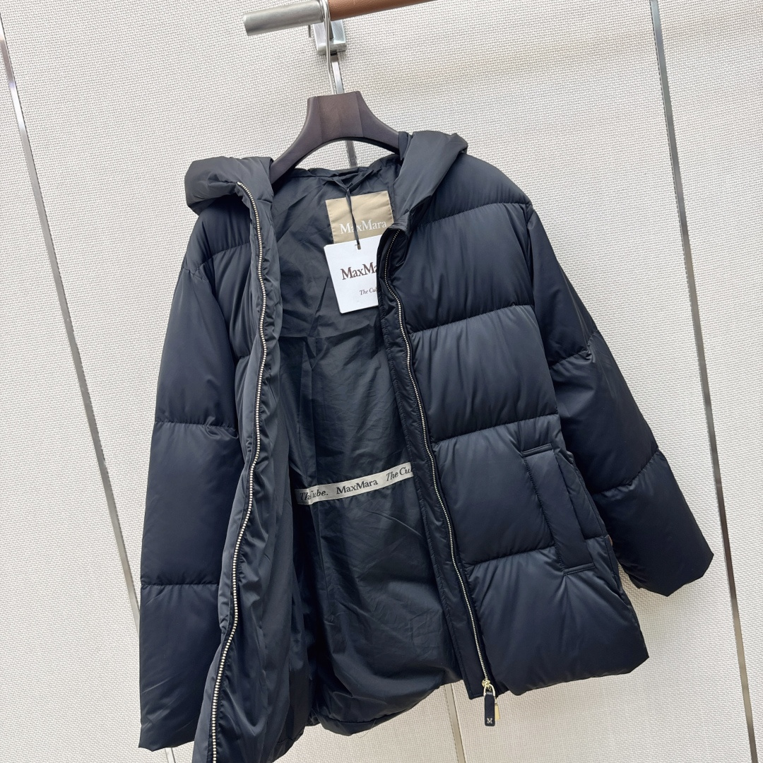 Max 26Ss———秋冬最新款简约袖标装饰连帽羽绒服 🖤经典立体修身版型剪裁 经典时髦又帅气 原版字母logo袖标装饰 Max 26Ss———秋冬最新款简约袖标装饰连帽羽绒服 🖤经典立体修身版型剪裁 经典时髦又帅气 原版字母logo袖标装饰