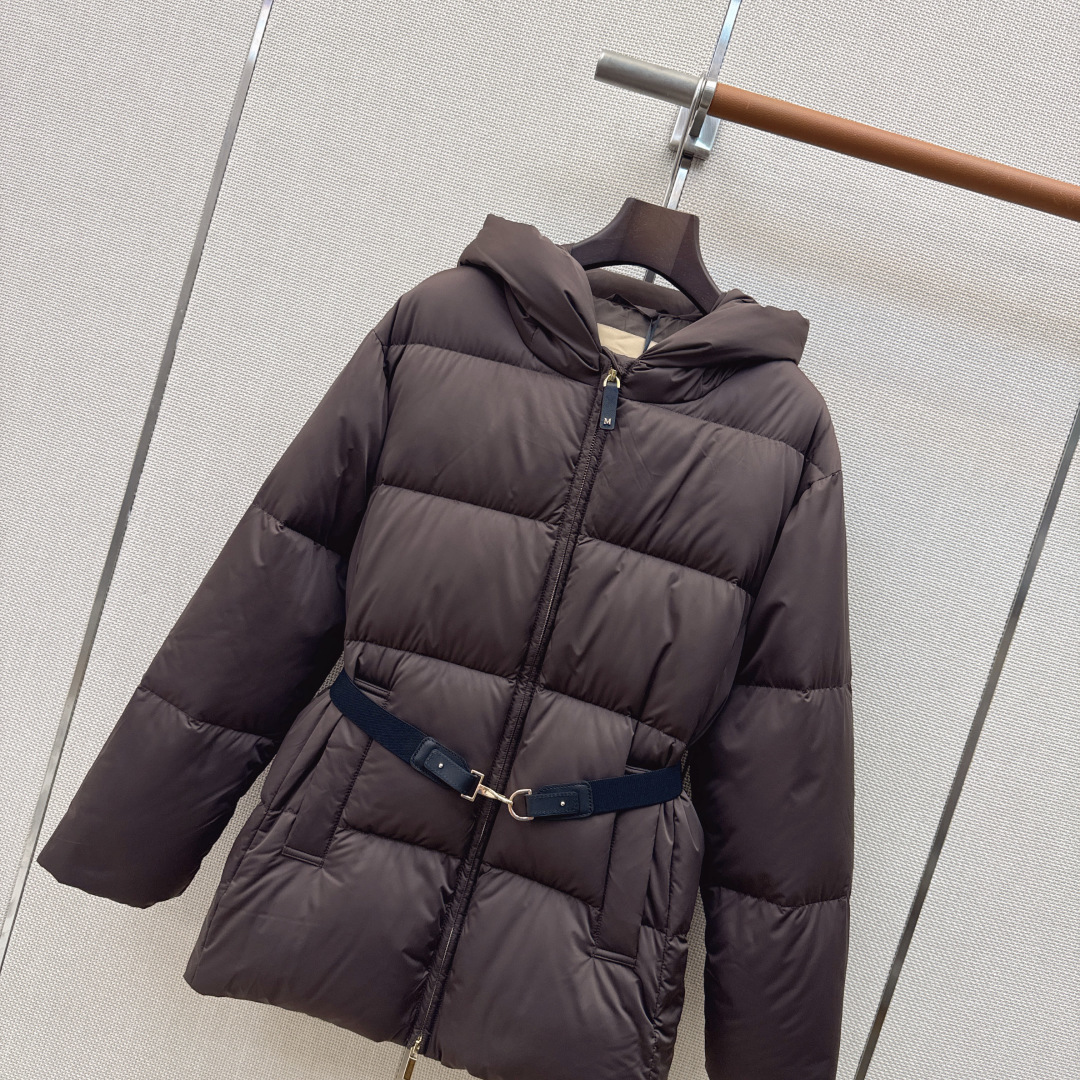 Max 26Ss———秋冬最新款简约袖标装饰连帽羽绒服 🖤经典立体修身版型剪裁 经典时髦又帅气 原版字母logo袖标装饰