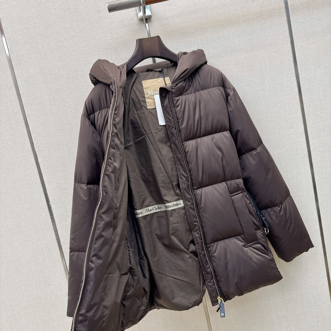Max 26Ss———秋冬最新款简约袖标装饰连帽羽绒服 🖤经典立体修身版型剪裁 经典时髦又帅气 原版字母logo袖标装饰