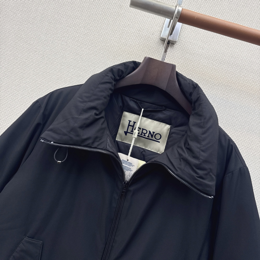时髦小众设计 26Ss————秋冬最新款中长款立领羽绒服🖤 H版型中长款连帽休闲剪裁 上身超显瘦 干净利落剪裁版型 上身