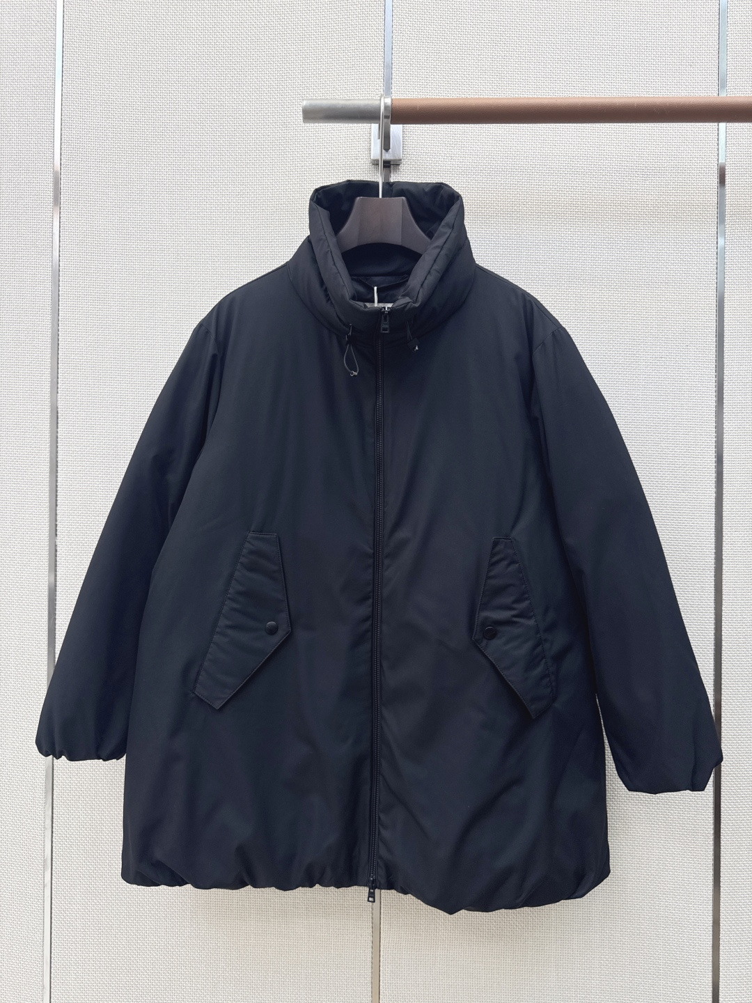 时髦小众设计 26Ss————秋冬最新款中长款立领羽绒服🖤 H版型中长款连帽休闲剪裁 上身超显瘦 干净利落剪裁版型 上身