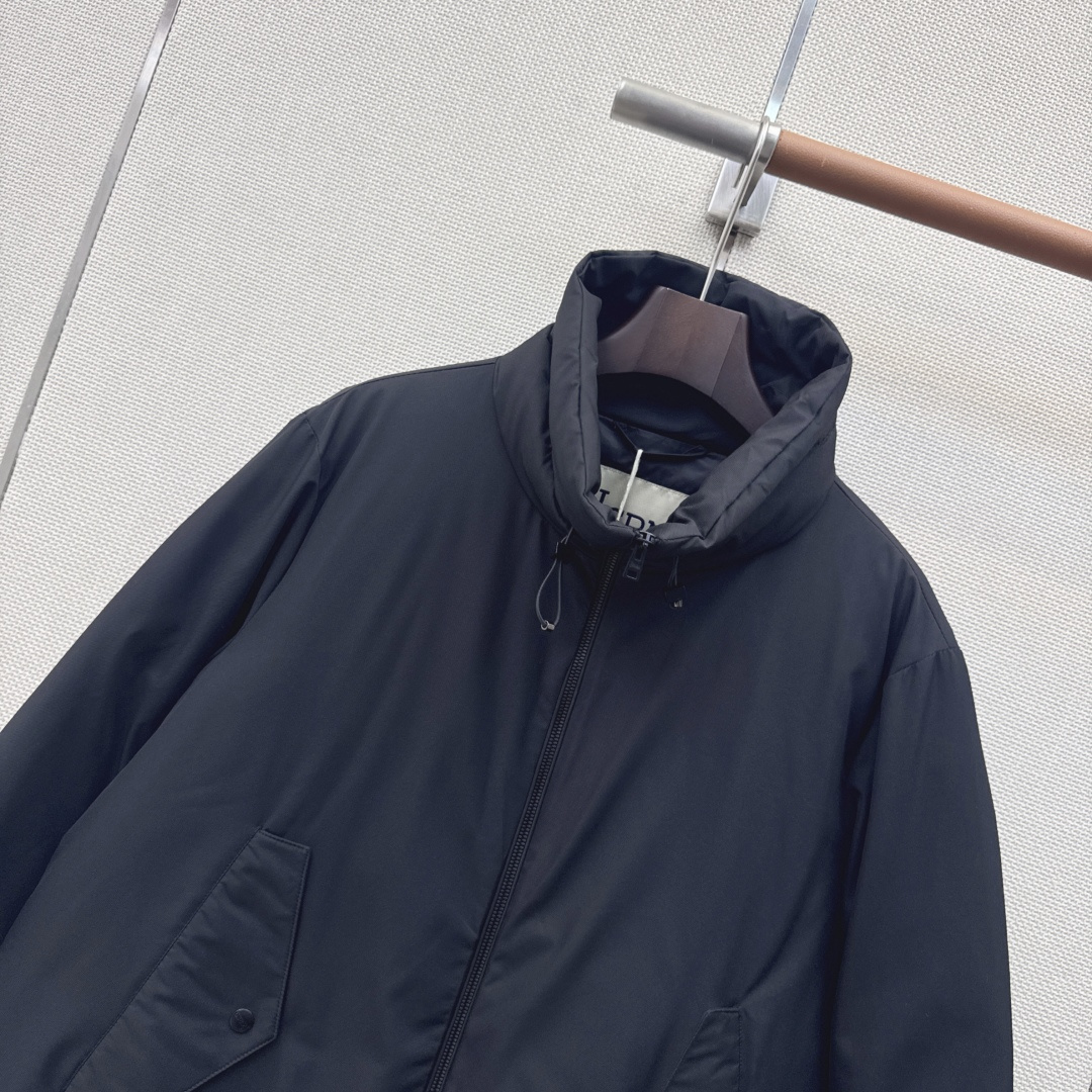 时髦小众设计 26Ss————秋冬最新款中长款立领羽绒服🖤 H版型中长款连帽休闲剪裁 上身超显瘦 干净利落剪裁版型 上身