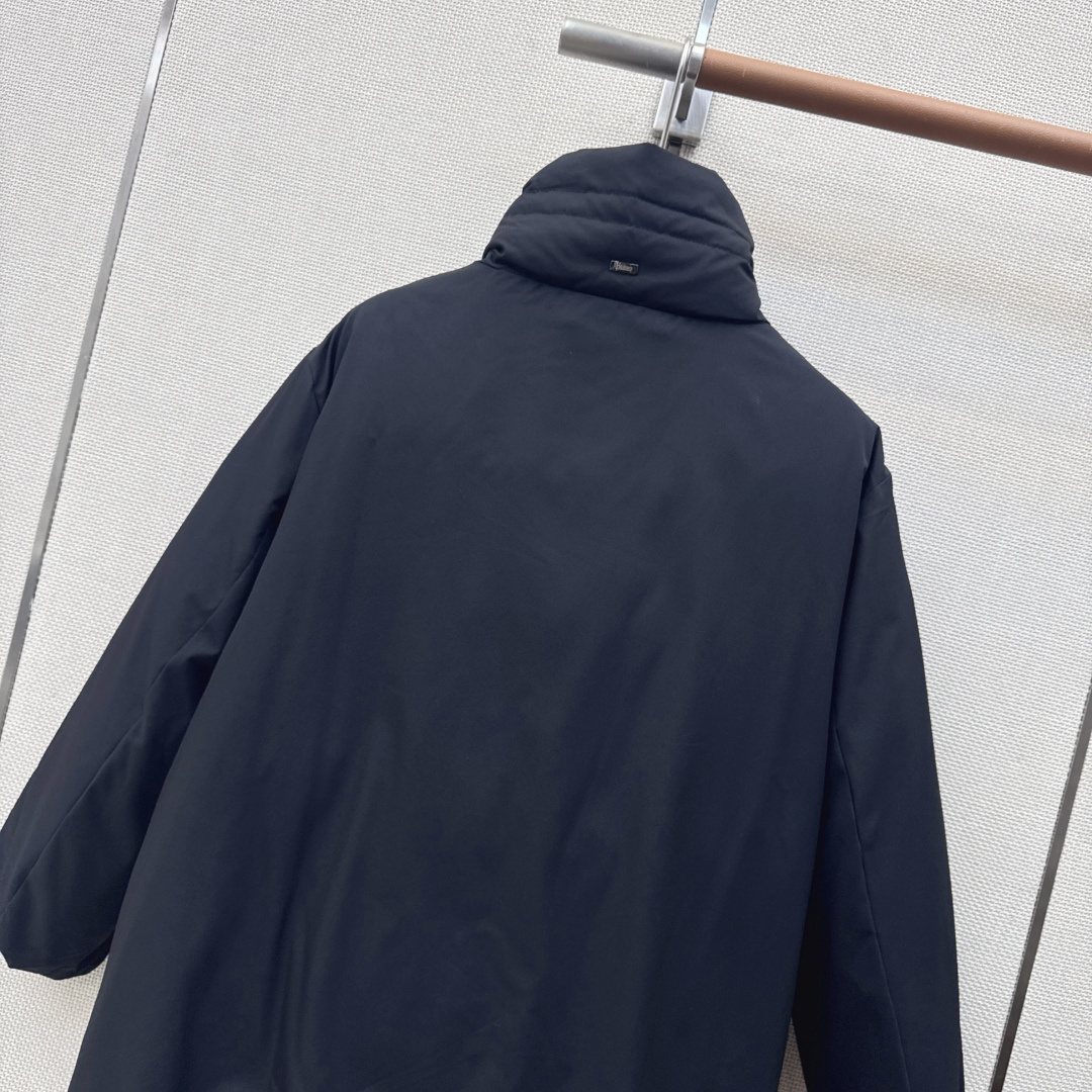 时髦小众设计 26Ss————秋冬最新款中长款立领羽绒服🖤 H版型中长款连帽休闲剪裁 上身超显瘦 干净利落剪裁版型 上身