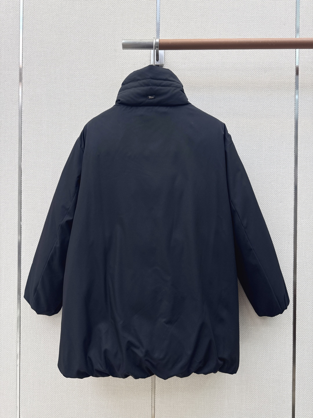 时髦小众设计 26Ss————秋冬最新款中长款立领羽绒服🖤 H版型中长款连帽休闲剪裁 上身超显瘦 干净利落剪裁版型 上身