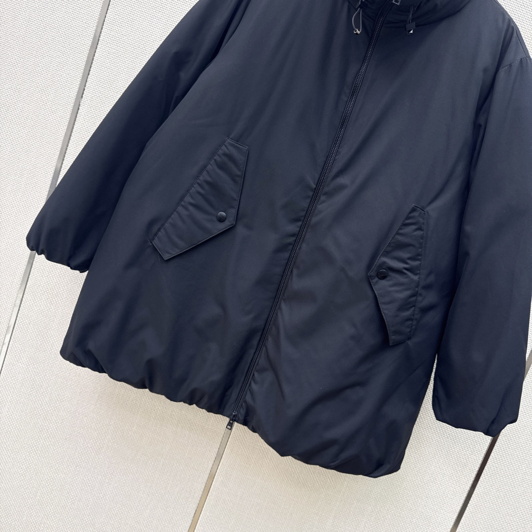 时髦小众设计 26Ss————秋冬最新款中长款立领羽绒服🖤 H版型中长款连帽休闲剪裁 上身超显瘦 干净利落剪裁版型 上身