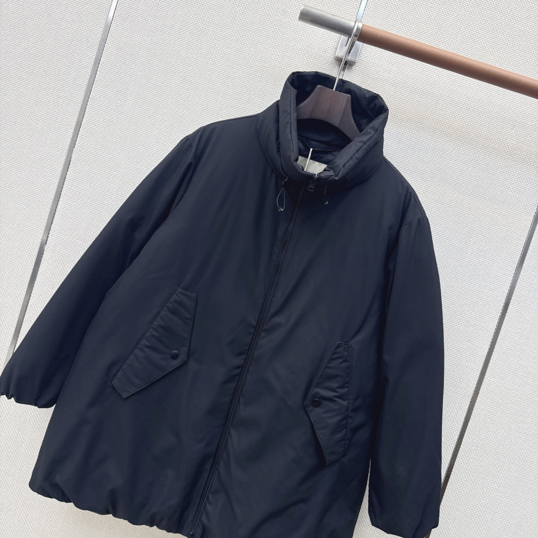 时髦小众设计 26Ss————秋冬最新款中长款立领羽绒服🖤 H版型中长款连帽休闲剪裁 上身超显瘦 干净利落剪裁版型 上身