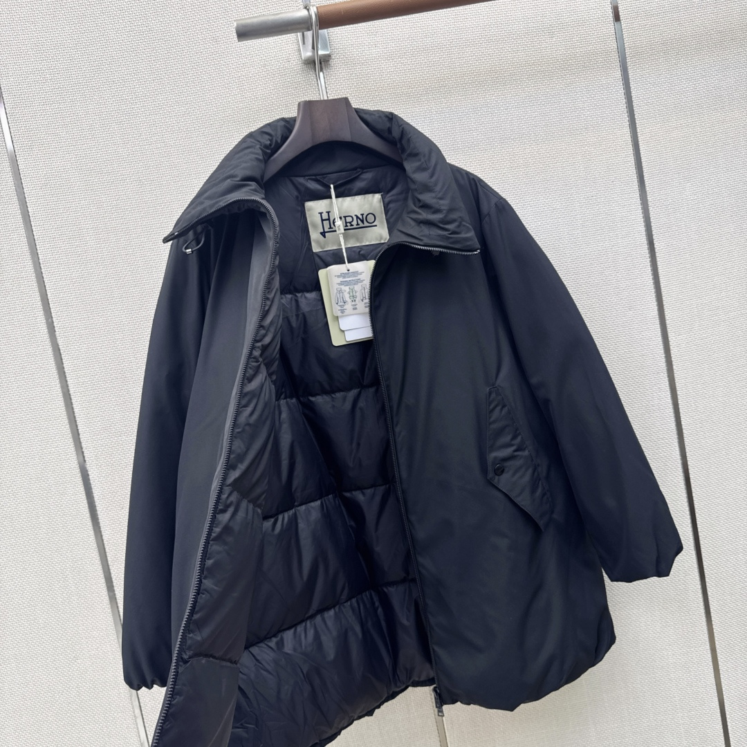 时髦小众设计 26Ss————秋冬最新款中长款立领羽绒服🖤 H版型中长款连帽休闲剪裁 上身超显瘦 干净利落剪裁版型 上身