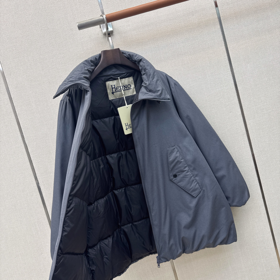 时髦小众设计 26Ss————秋冬最新款中长款立领羽绒服🖤 H版型中长款连帽休闲剪裁 上身超显瘦 干净利落剪裁版型 上身