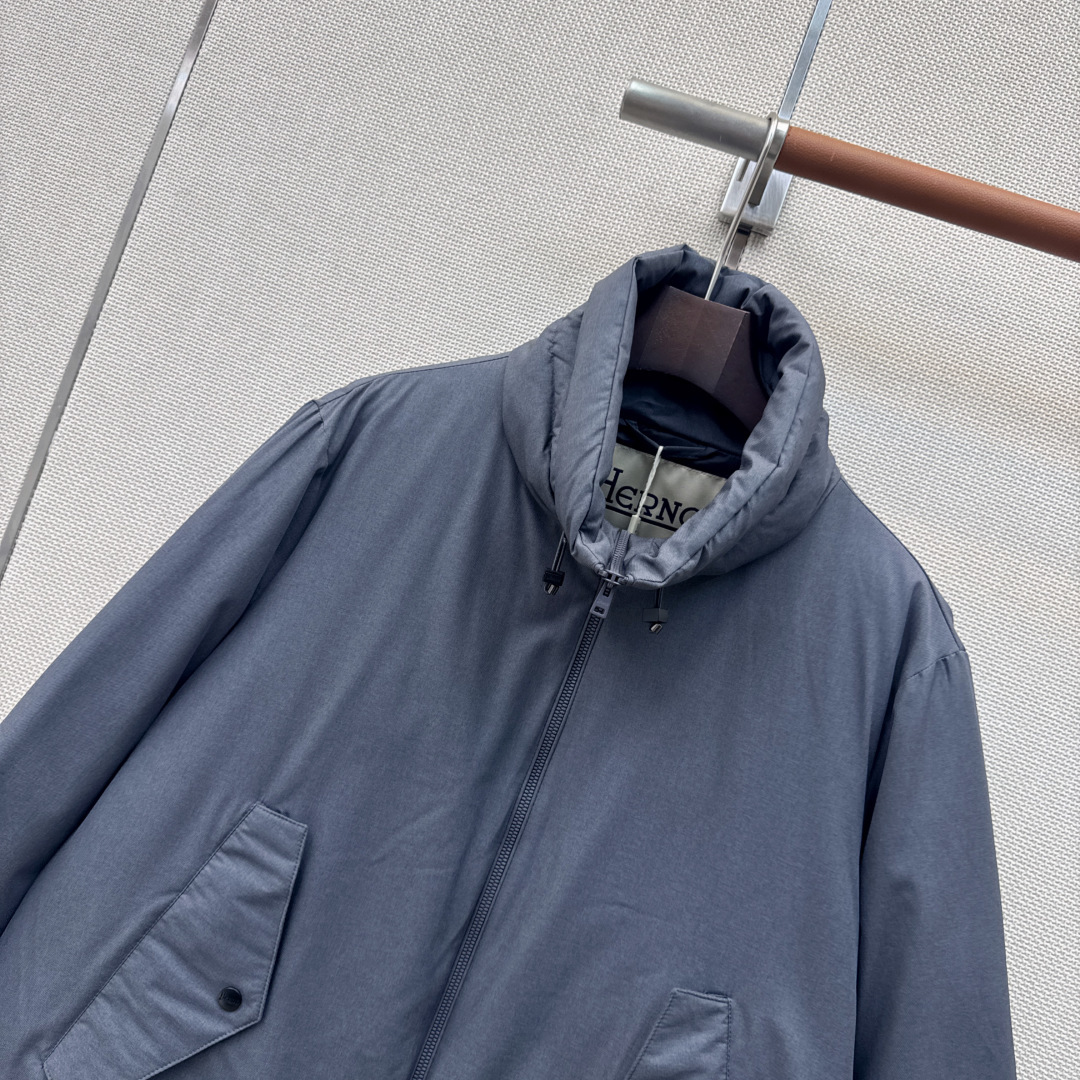时髦小众设计 26Ss————秋冬最新款中长款立领羽绒服🖤 H版型中长款连帽休闲剪裁 上身超显瘦 干净利落剪裁版型 上身