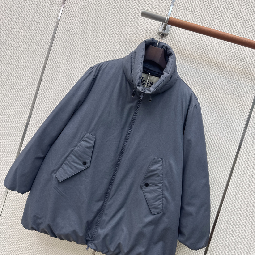 时髦小众设计 26Ss————秋冬最新款中长款立领羽绒服🖤 H版型中长款连帽休闲剪裁 上身超显瘦 干净利落剪裁版型 上身