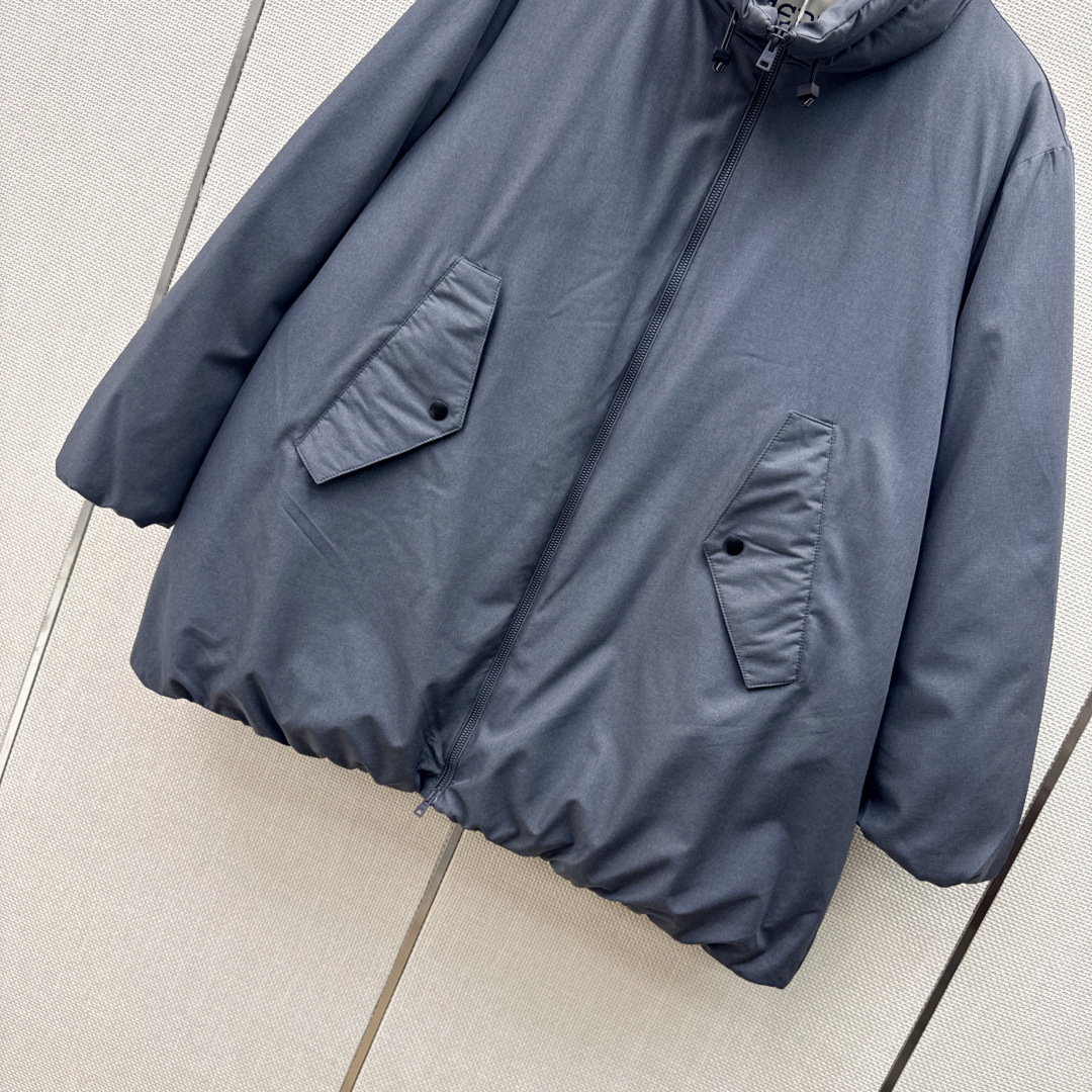 时髦小众设计 26Ss————秋冬最新款中长款立领羽绒服🖤 H版型中长款连帽休闲剪裁 上身超显瘦 干净利落剪裁版型 上身