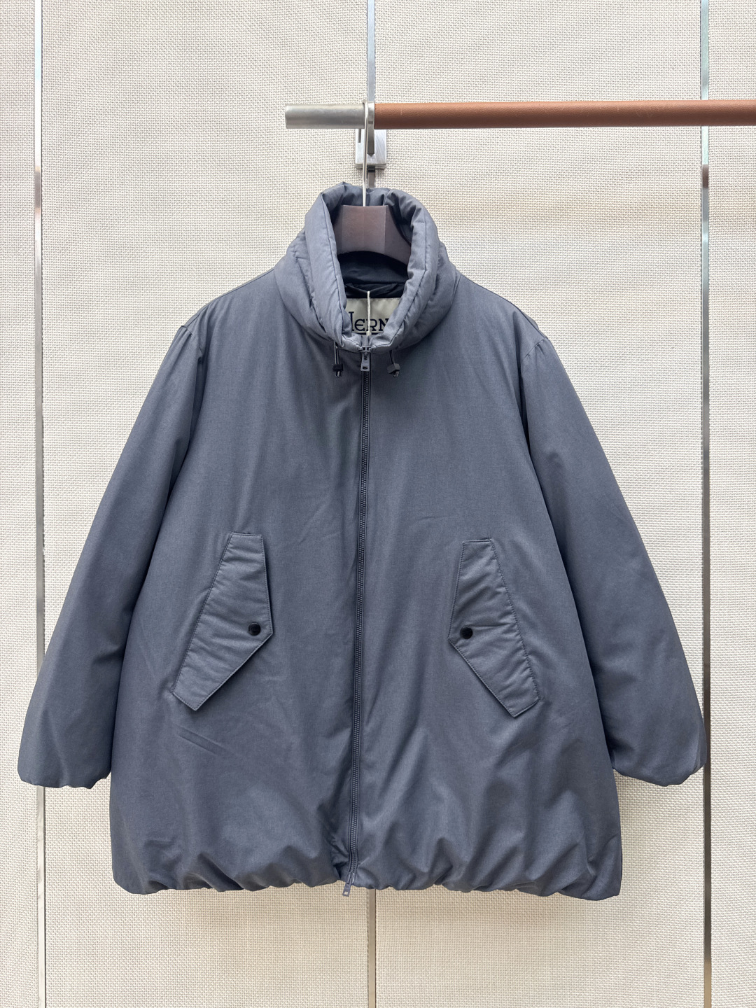 时髦小众设计 26Ss————秋冬最新款中长款立领羽绒服🖤 H版型中长款连帽休闲剪裁 上身超显瘦 干净利落剪裁版型 上身