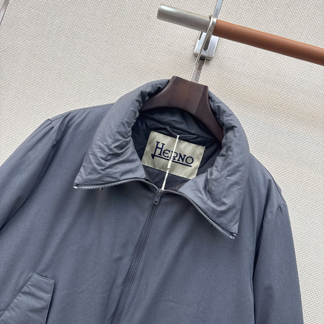 时髦小众设计 26Ss————秋冬最新款中长款立领羽绒服🖤 H版型中长款连帽休闲剪裁 上身超显瘦 干净利落剪裁版型 上身