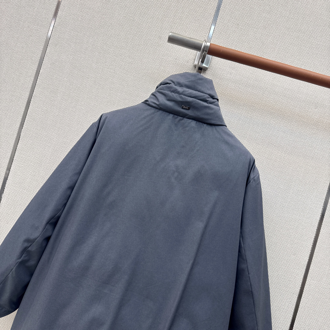 时髦小众设计 26Ss————秋冬最新款中长款立领羽绒服🖤 H版型中长款连帽休闲剪裁 上身超显瘦 干净利落剪裁版型 上身