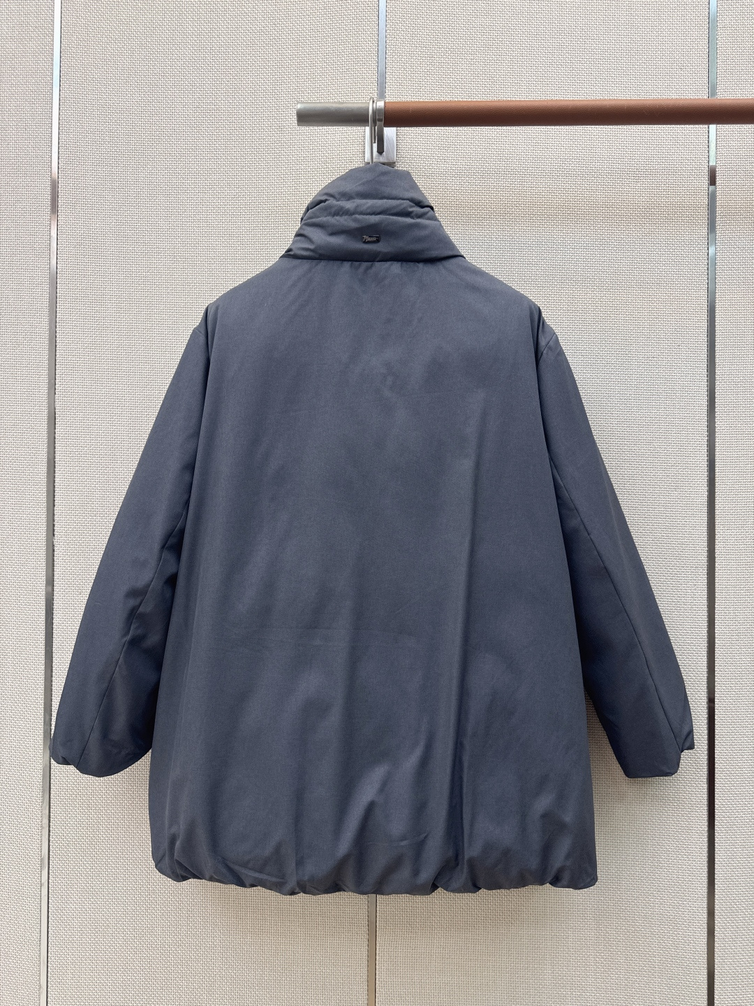 时髦小众设计 26Ss————秋冬最新款中长款立领羽绒服🖤 H版型中长款连帽休闲剪裁 上身超显瘦 干净利落剪裁版型 上身