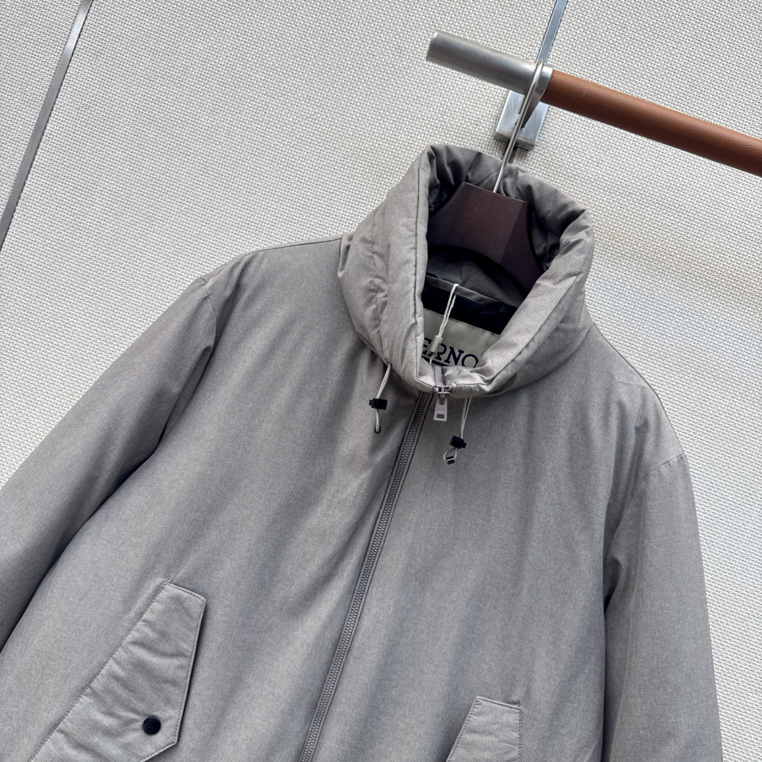 时髦小众设计 26Ss————秋冬最新款中长款立领羽绒服🖤 H版型中长款连帽休闲剪裁 上身超显瘦 干净利落剪裁版型 上身 时髦小众设计 26Ss————秋冬最新款中长款立领羽绒服🖤 H版型中长款连帽休闲剪裁 上身超显瘦 干净利落剪裁版型 上身