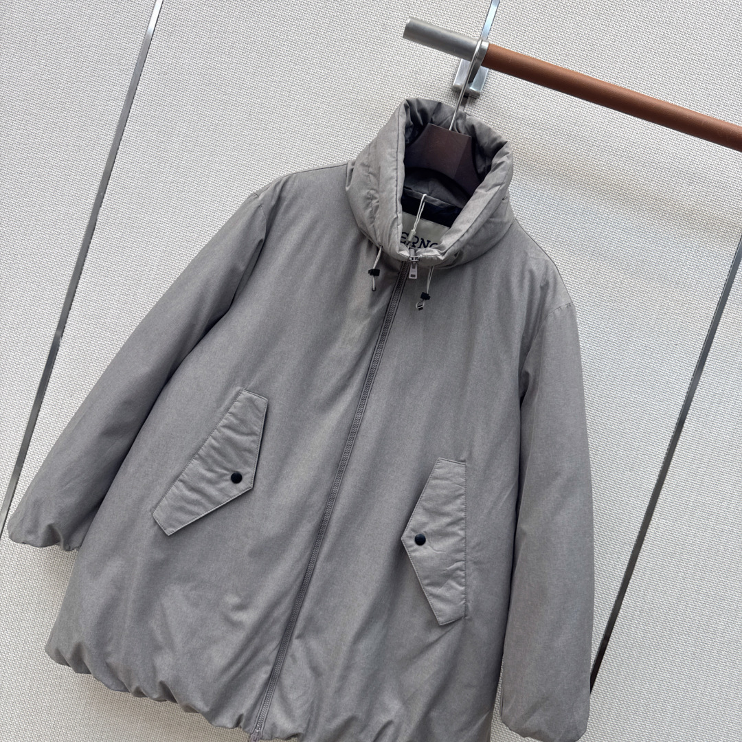 时髦小众设计 26Ss————秋冬最新款中长款立领羽绒服🖤 H版型中长款连帽休闲剪裁 上身超显瘦 干净利落剪裁版型 上身 时髦小众设计 26Ss————秋冬最新款中长款立领羽绒服🖤 H版型中长款连帽休闲剪裁 上身超显瘦 干净利落剪裁版型 上身