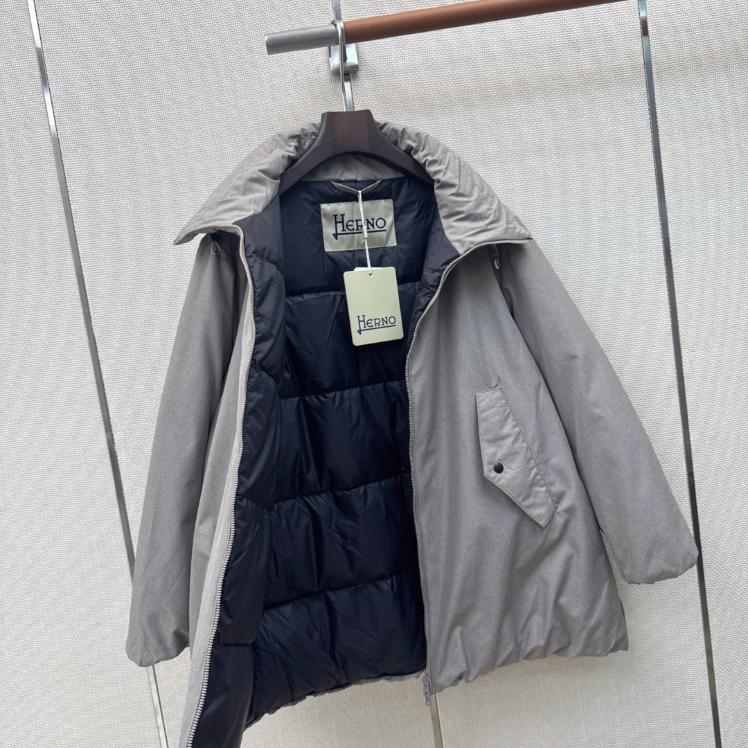 时髦小众设计 26Ss————秋冬最新款中长款立领羽绒服🖤 H版型中长款连帽休闲剪裁 上身超显瘦 干净利落剪裁版型 上身 时髦小众设计 26Ss————秋冬最新款中长款立领羽绒服🖤 H版型中长款连帽休闲剪裁 上身超显瘦 干净利落剪裁版型 上身