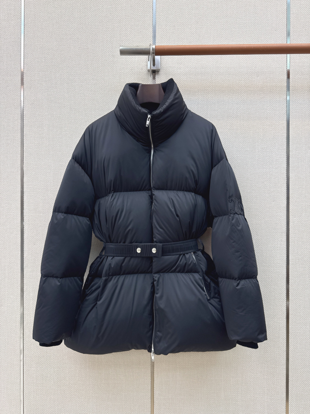 Ce 26Ss———秋冬最新款凯旋门皮徽标立领束腰面包羽绒服 🖤本季最佳版型 经典凯旋门皮标牌装饰面包服塑造裹身式廓形 