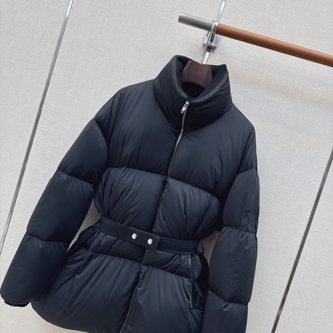 Ce 26Ss———秋冬最新款凯旋门皮徽标立领束腰面包羽绒服 🖤本季最佳版型 经典凯旋门皮标牌装饰面包服塑造裹身式廓形 