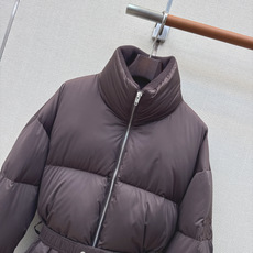 Ce 26Ss———秋冬最新款凯旋门皮徽标立领束腰面包羽绒服 🖤本季最佳版型 经典凯旋门皮标牌装饰面包服塑造裹身式廓形 Ce 26Ss———秋冬最新款凯旋门皮徽标立领束腰面包羽绒服 🖤本季最佳版型 经典凯旋门皮标牌装饰面包服塑造裹身式廓形