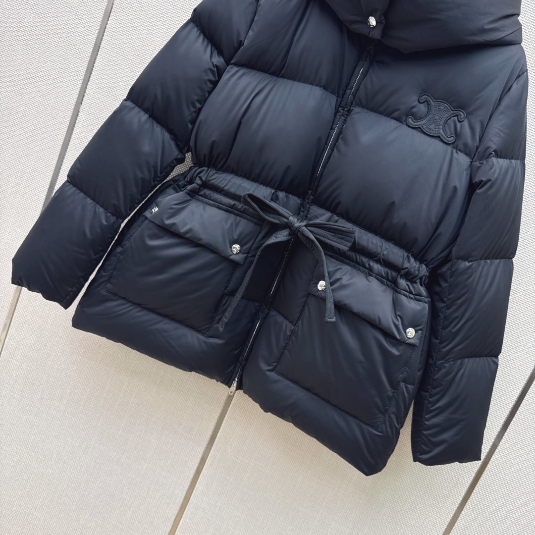 Ce 26Ss———秋冬最新款凯旋门皮徽标连帽束腰面包羽绒服 🖤本季最佳版型 经典凯旋门皮标牌装饰面包服塑造裹身式廓形 