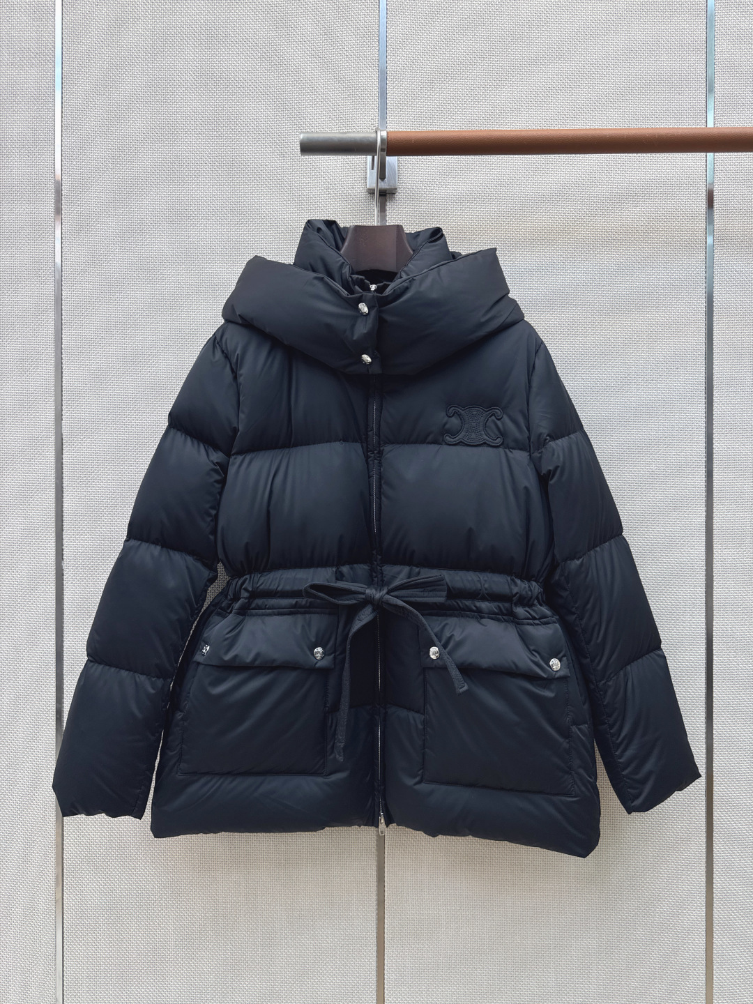 Ce 26Ss———秋冬最新款凯旋门皮徽标连帽束腰面包羽绒服 🖤本季最佳版型 经典凯旋门皮标牌装饰面包服塑造裹身式廓形 